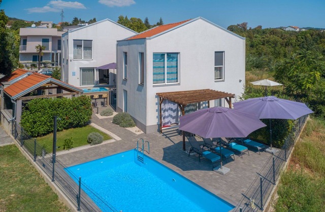 Beautiful private villa for 16 people with A/C, hot tub, WIFI, private pool, TV and terrace