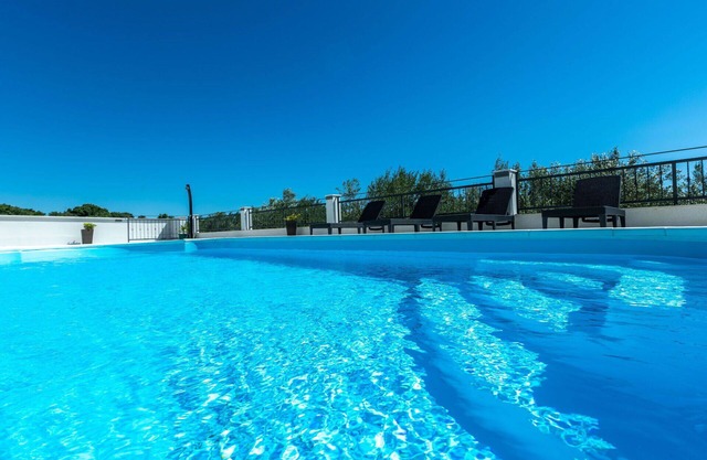 Beautiful private villa for 8 guests with WIFI, private pool, hot tub, A/C, TV and terrace