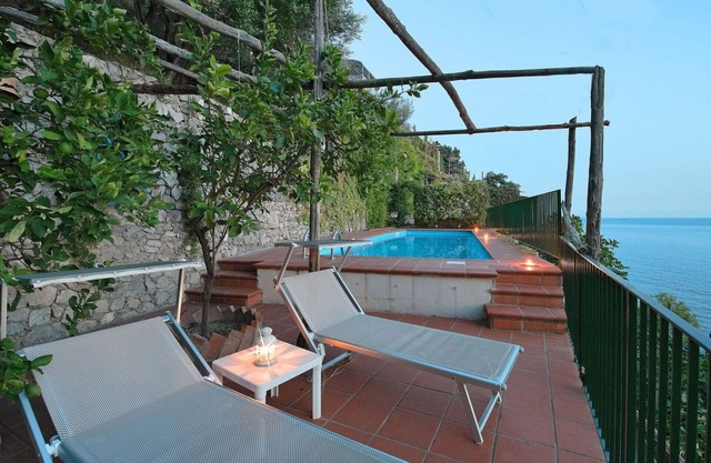 Beautiful private villa for 8 guests with WIFI, pool, A/C, TV, terrace, panoramic view and parking