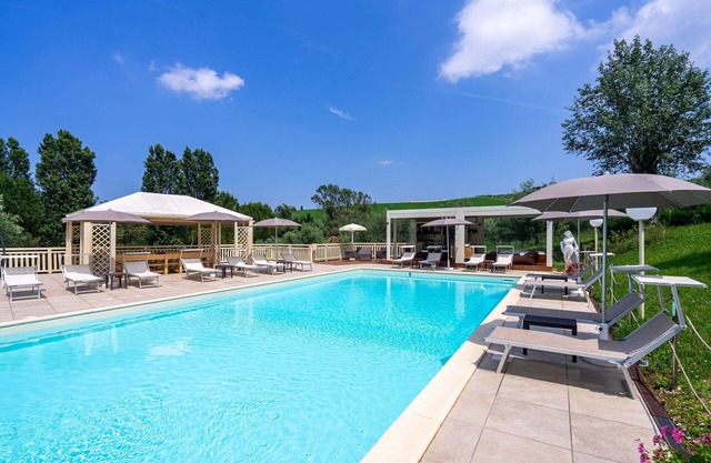 Beautiful private villa with WIFI, A/C, hot tub, private pool, sauna, TV, patio and panoramic view