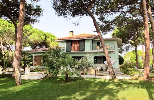 Beautiful private villa for 10 people with A/C, TV, terrace and pets allowed