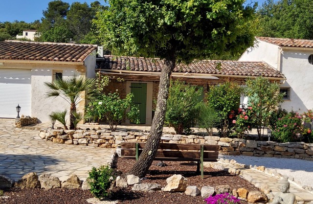 Beautiful Provençal Mazet in the heart of Provence, private swimming pool in a peaceful setting