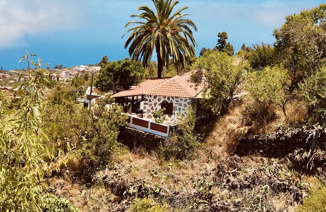Beautiful quiet comfortable cottage with ocean view.