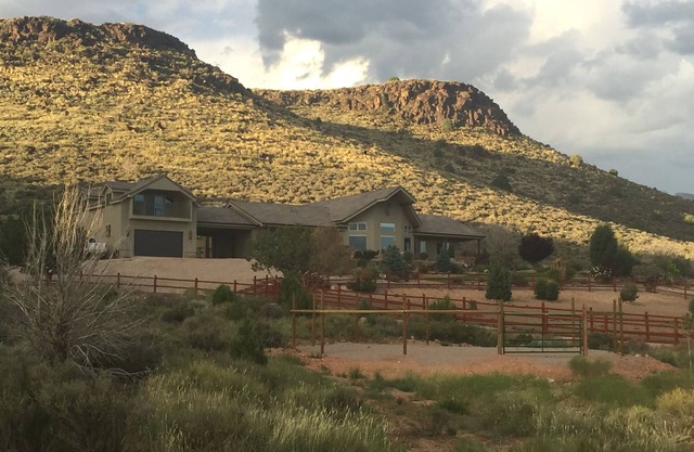 Beautiful quiet ranch retreat on 5 acres with horses, incredible views,