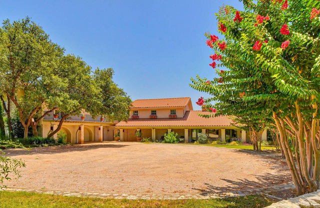 Beautiful ranch home with private pool & lake views
