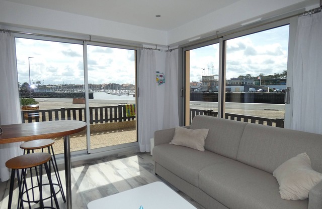 Beautiful renovated apartment, facing the Port