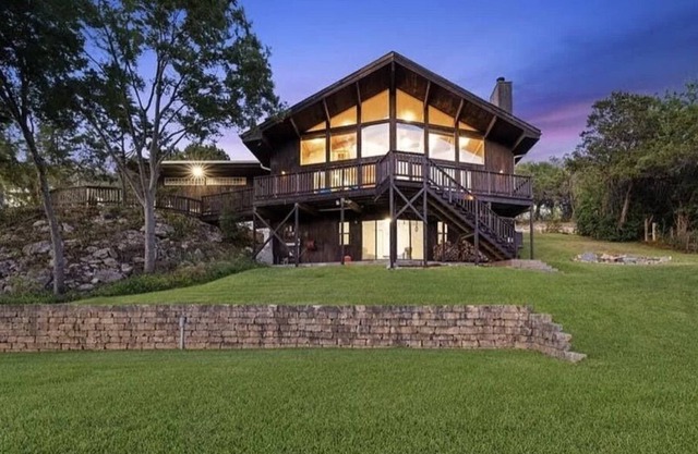 Beautiful Rolling Hill Views of Lake Travis <20 Minutes to Downtown Austin