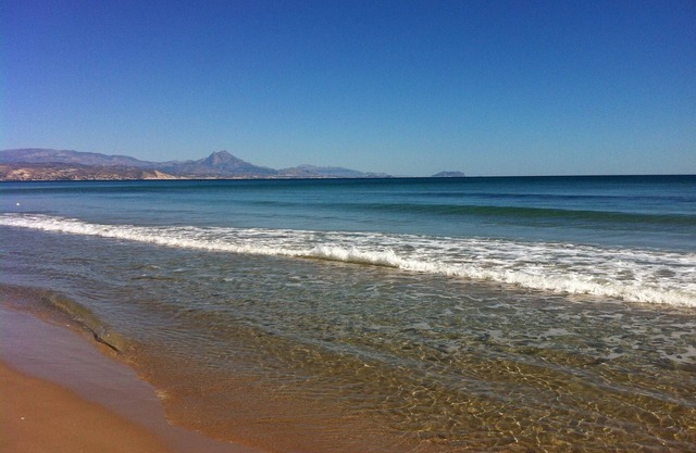 BEAUTIFUL ROOM FOR RENT WITH BATH IN URB. WITH POOL AND NEXT TO THE BEACH