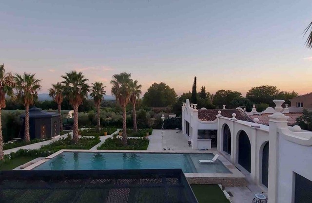 beautiful room+kitchen.swiming pool.vue.garden.olive+palm grove.Tiny Bathroom