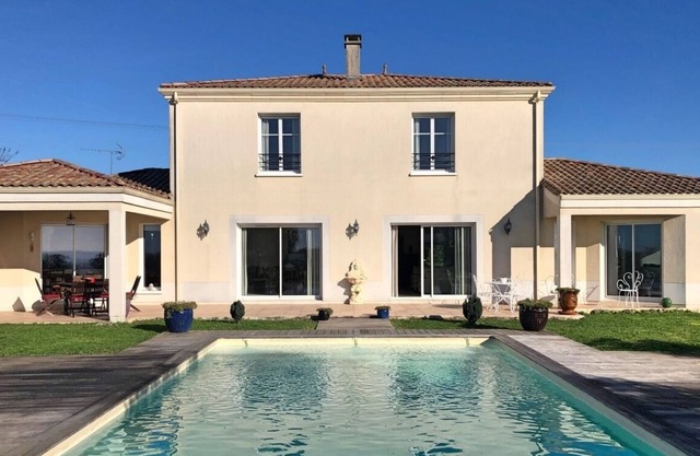 BEAUTIFUL STANDING VILLA with swimming pool near Saint-Emilion