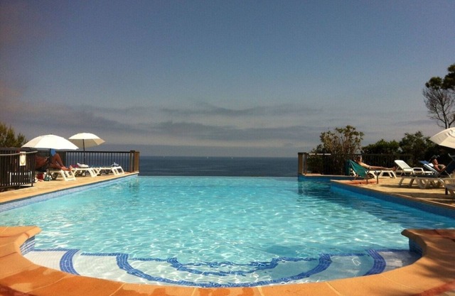 Beautiful sea view apartment with heated pool, direct beach access Pramousquier