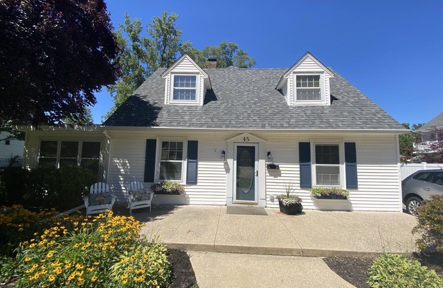 Beautiful South Haven Lake House; Newly Renovated and Decorated; Family-oriented
