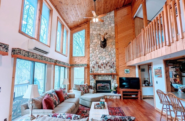 Beautiful, Spacious Poconos Cabin, Pool Table, 15 mins to Shawnee Ski mountains