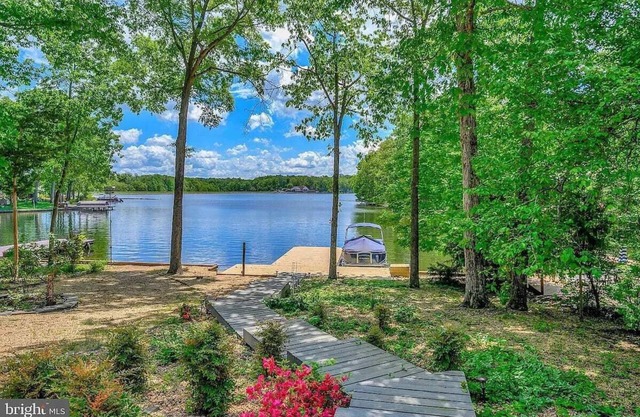 Beautiful, spacious, lakefront home large lot, firepit, hot tub, and more
