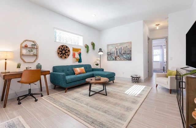 Beautiful studio with heated pool, kitchenette, central AC, & washer/dryer