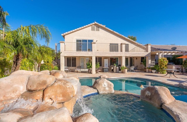 Beautiful sunset Lakehouse with with amazing views and heated pool and jacuzzi !