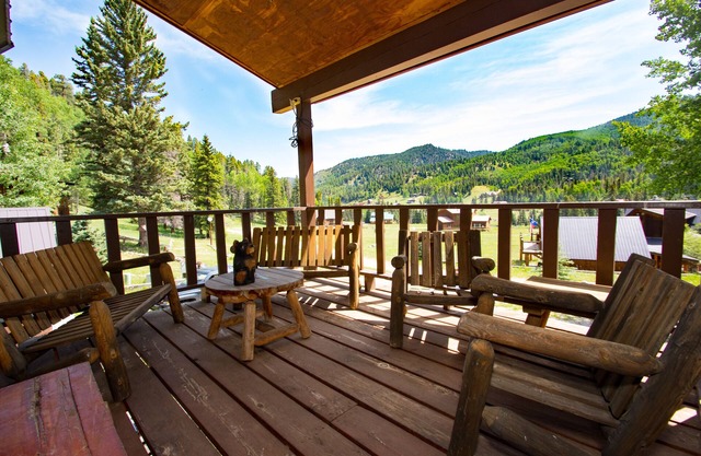 Beautiful Upper Valley cabin w/space for large groups! Mountain Paradise!