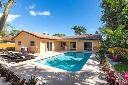 Beautiful Villa 4 BD 3 BA with Heated Private Pool, Close to Beach