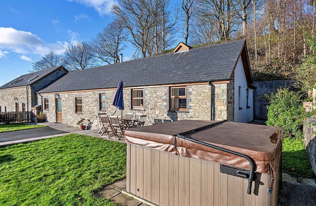 Beautiful villa for 6 guests with hot tub, WIFI, TV, pets allowed and parking