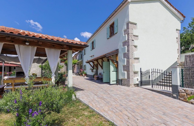 Beautiful villa for 6 guests with A/C, WIFI, private pool, TV and terrace