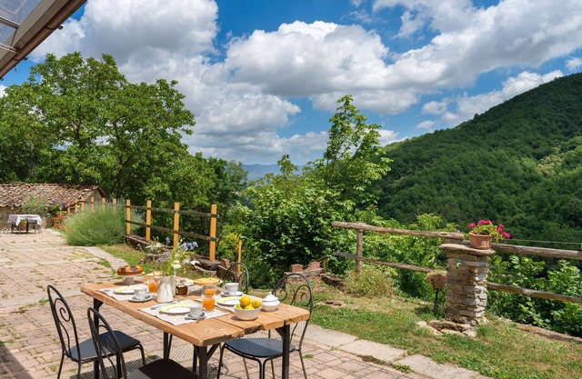 Beautiful villa for 6 people with private pool, WIFI, TV and panoramic view, close to Florence