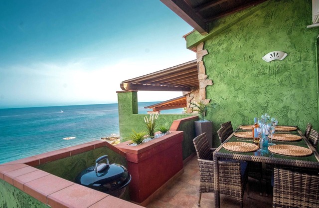 BEAUTIFUL VILLA ON THE SEA