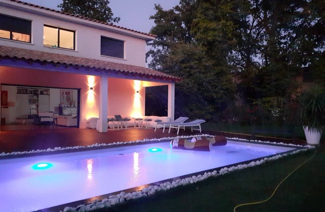 BEAUTIFUL VILLA, QUIET, SWIMMING POOL, sleeps 10/12.