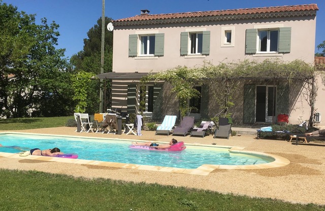 Beautiful villa with pool and garden 10km from Vaison-LaR, fully air-conditioned.