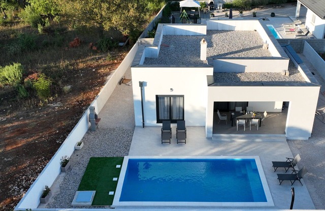 Beautiful Villa Zara Blu with pool