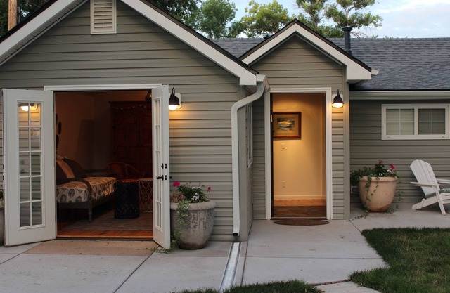 Beautifully remodeled cottage steps from Olde Town action
