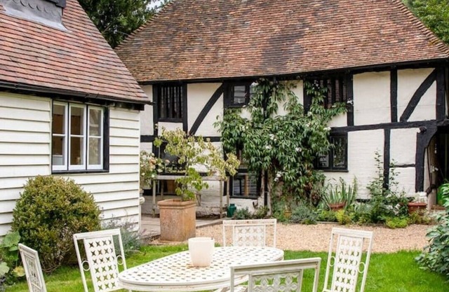 Beautifully Restored Tudor Cottage w large garden + Summerhouse. Family & pets!