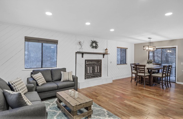 Beautifully Updated 4 Bed, 3 Bath Mountain Getaway
