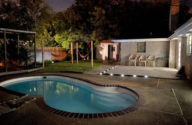 Beauty w/a Pool! Close to Downtown & walk to Bay!