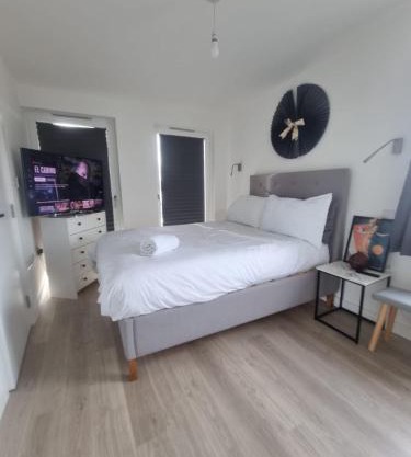 BECKENHAM- Large ONE DOUBLE Bedroom APARTMENT With En-suite SOLE USE