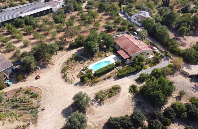 Bed and breakfast amid orange trees, 10 minutes from the beach