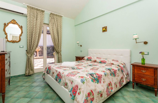 Bed and Breakfast 'Sole' with Sea View, Shared Pool and Wi-Fi