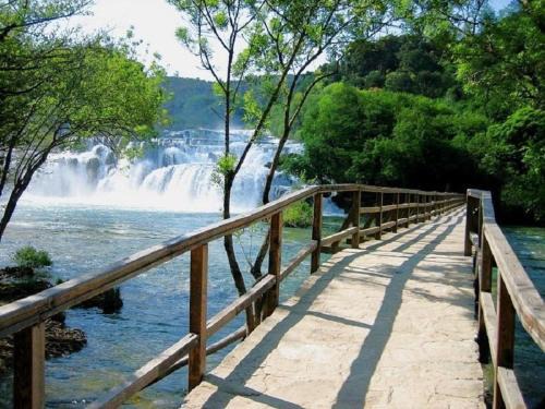 Bedroom for 3, in a nature house under mountain, 14 km to NP Krka, 30 mins drive to beach