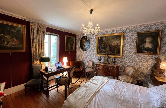 Bedroom XVIII double bed, private bathroom and toilet, in house with garden.