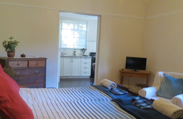 Bedsitter with on-suite bathroom and full Kitchen