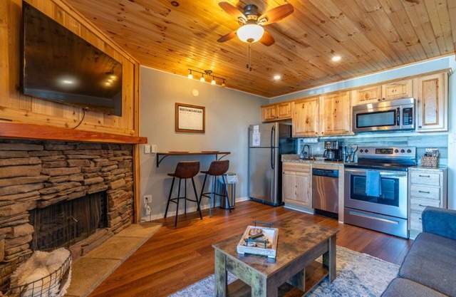 ~Beech Mountain Beauty! Minutes to Overlook Barn! Hot tub, sauna + views~
