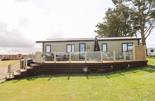 BEECHWOOD LODGE, pet friendly, with hot tub in Broad Haven