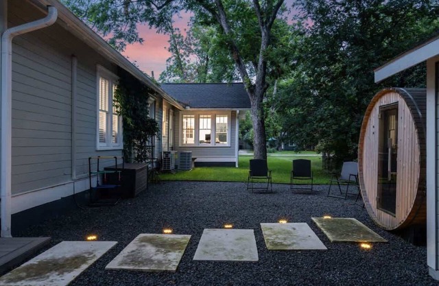 Behrens Bungalow on Main St! Walk to the Square!