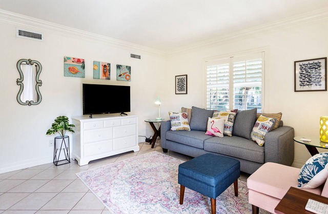 BellaVita -1BR/1BA in Olde Naples, 5 min walk to 5th Ave S!