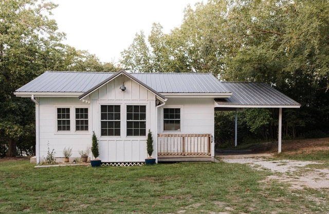 Belle Cottage a sweet lake side stay has walk down to water & screened porch