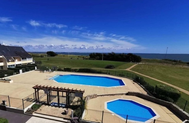 Belle vue Mer et Piscine by Interhome