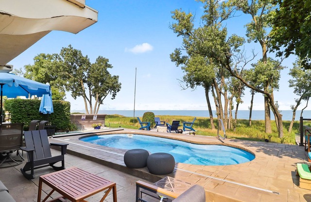 Below Deck at Waters Edge, Directly on Lake Michigan Beach w/htd in ground pool