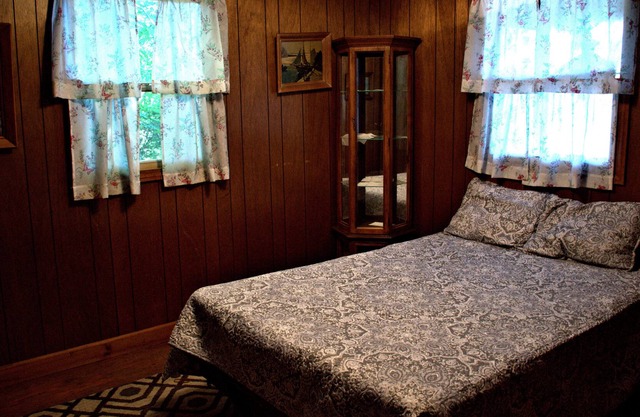 Berry Family Cottages - Red