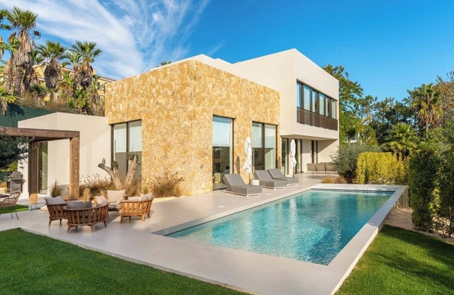 Bespoke Quinta do Lago Villa with Heated Pool and Rooftop Jacuzzi