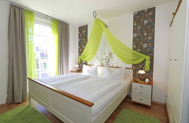 Best location in Sellin, only 100 meters to the beach, beautiful south-facing balcony