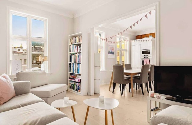 Best of Both Worlds - 80sqm with 2 baths & Bathtub